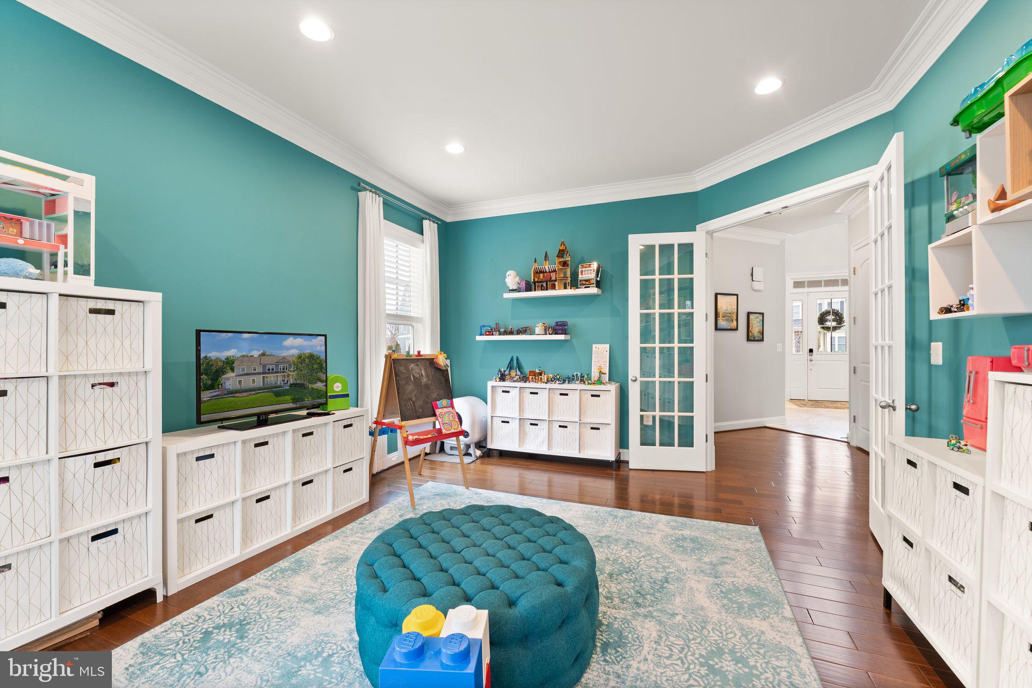 41865 Paddock Gate Place Ashburn, VA 20148 - Photo 31 of 99 a living room with furniture and a flat screen tv