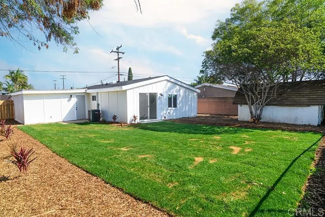 a view of a house with backyard