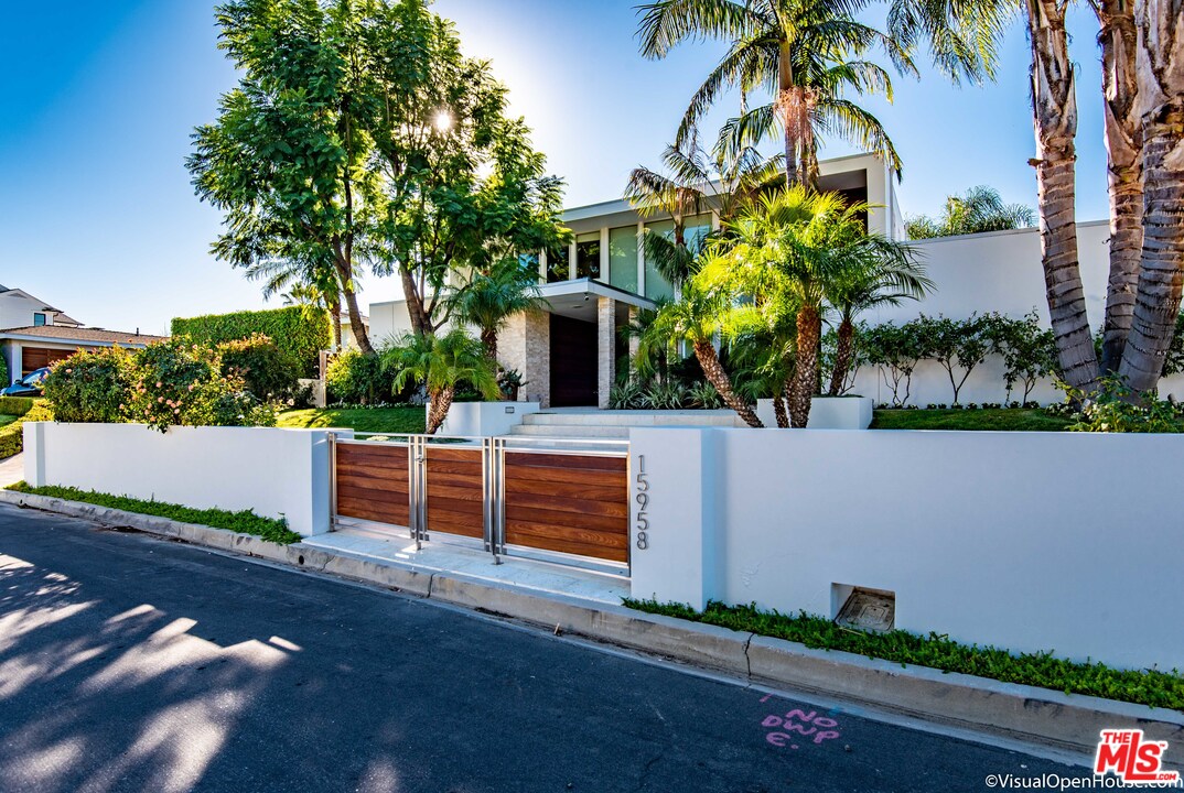 15958 High Knoll Road Encino, CA 91436 - Photo 3 of 26