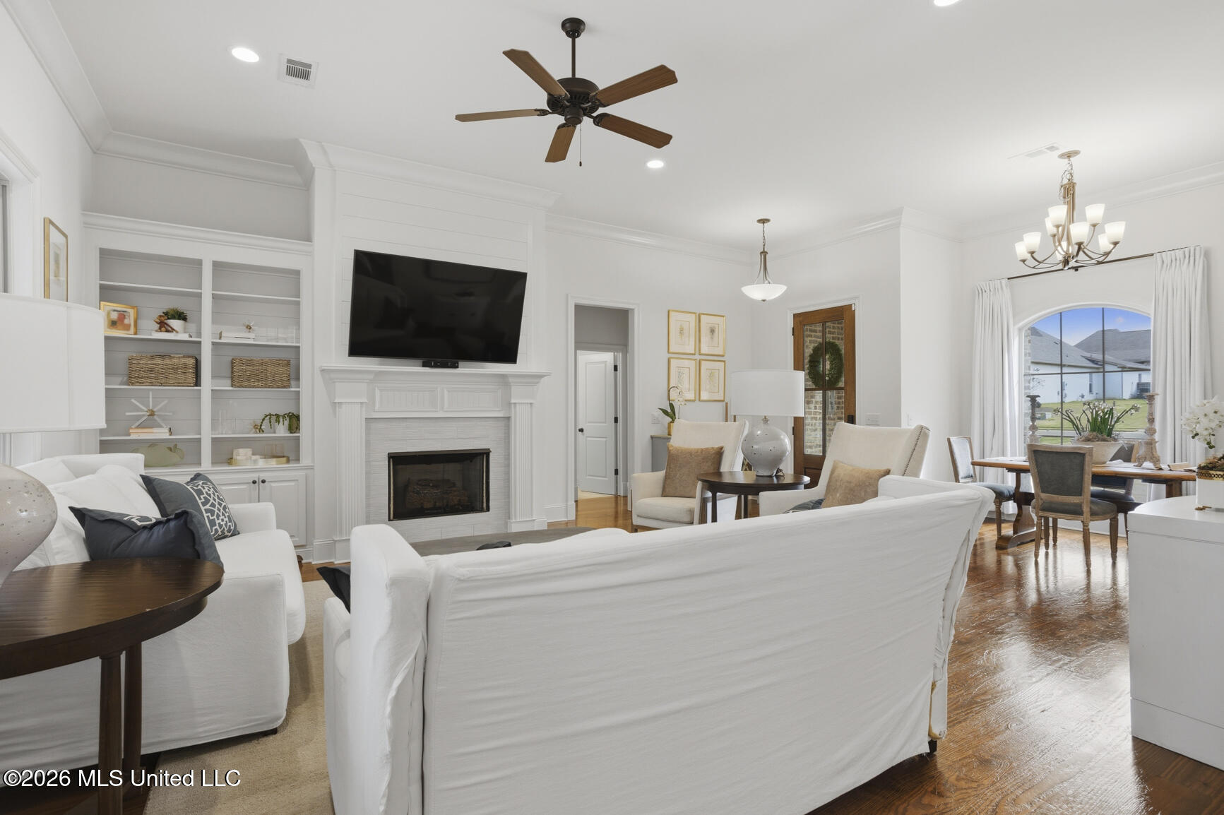 110 Brisco Street Madison, MS 39110 - Photo 7 of 34 Built ins/ Hardwood Floors throughout!