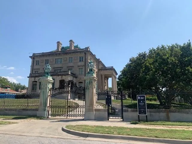 $299,000 | 4801 Gladstone Boulevard, Kansas City, MO 64123