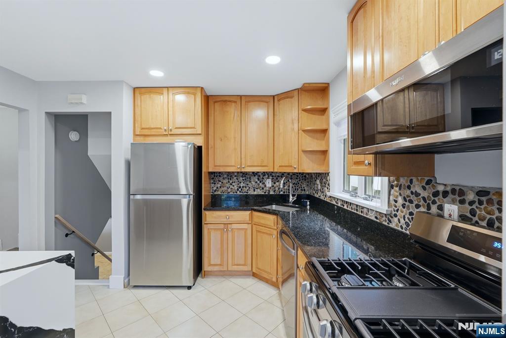 158 Morningside Road Paramus, NJ 07652 - Photo 5 of 22 Gallery Image 5