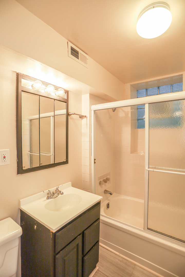 2315 West School Street, Unit G Chicago, IL 60618 - Photo 8 of 12 a bathroom with a sink and a bathtub