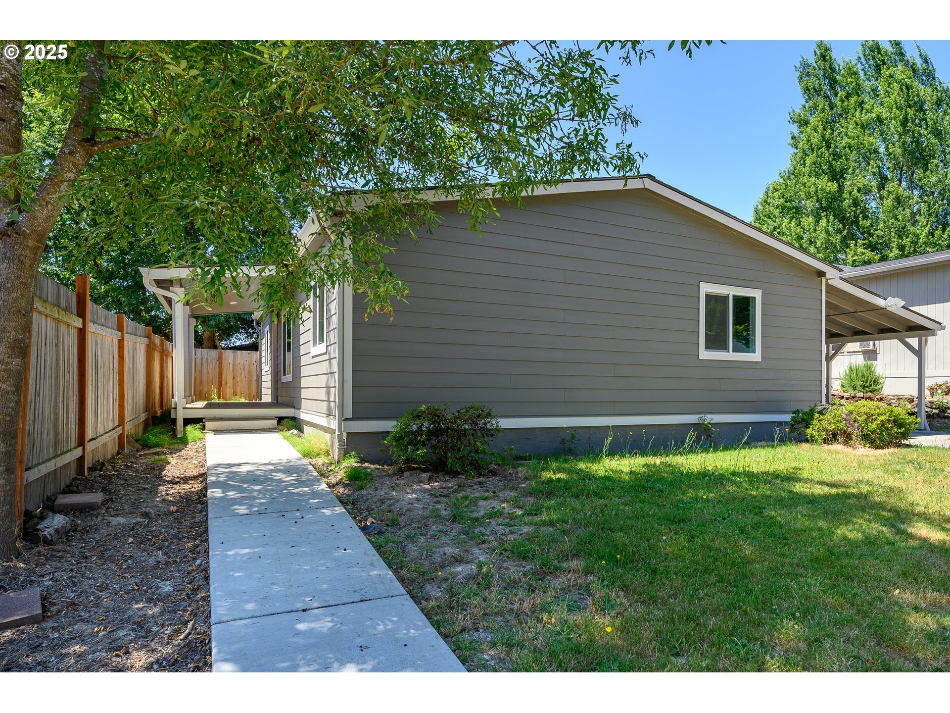 13620 Southwest Beef Bend Road, Unit 38 Portland, OR 97224 - Photo 23 of 38 a backyard of a house with lots of green space