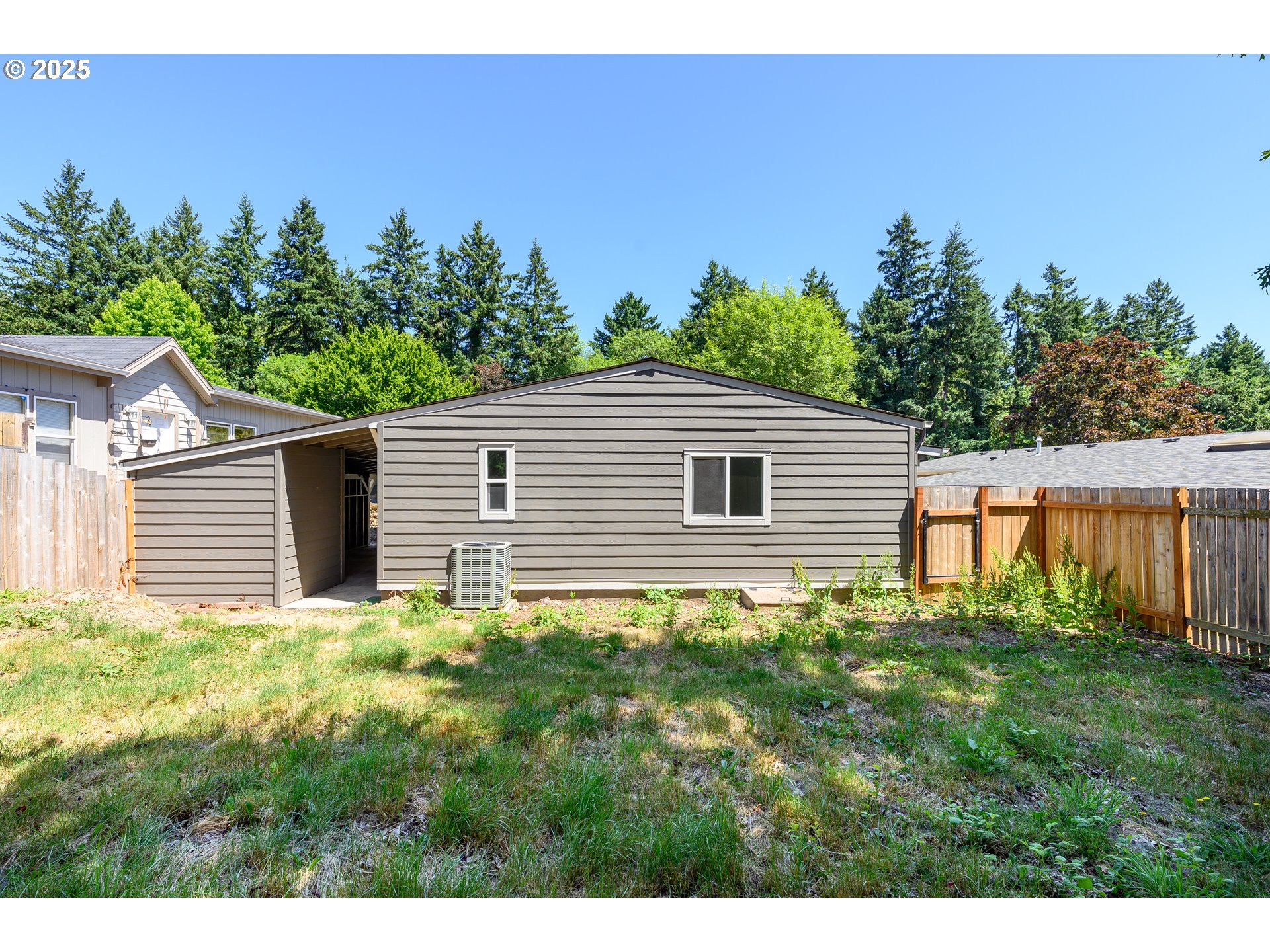 13620 Southwest Beef Bend Road, Unit 38 Portland, OR 97224 - Photo 29 of 38 a backyard of a house with lots of green space