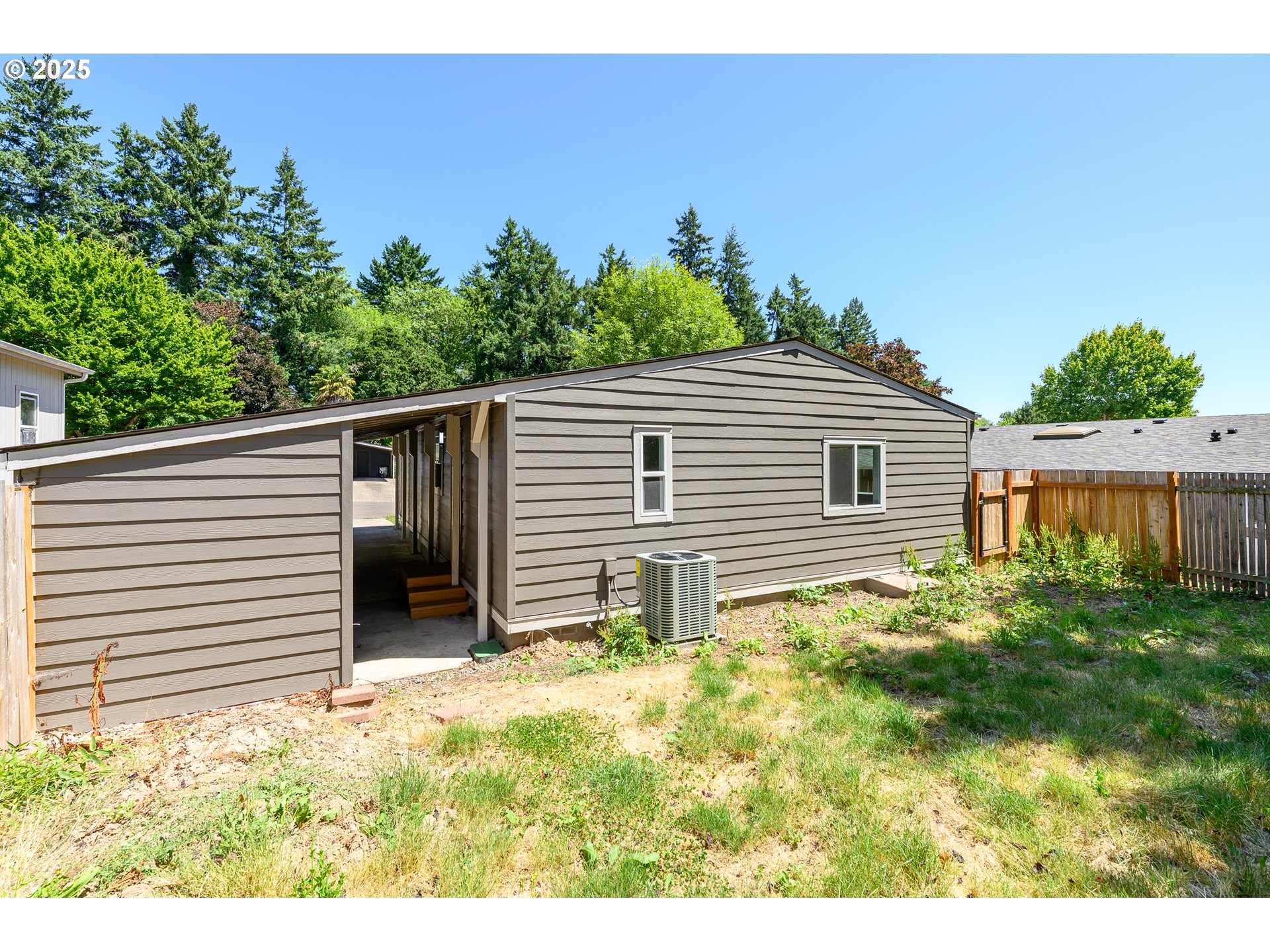 13620 Southwest Beef Bend Road, Unit 38 Portland, OR 97224 - Photo 30 of 38 a backyard of a house with plants and trees