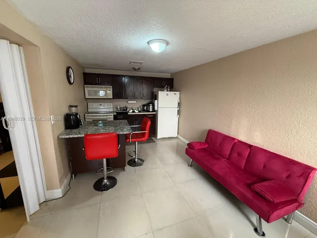 $1,600 | 411 West 31st Place, Unit 1, Hialeah, FL 33012