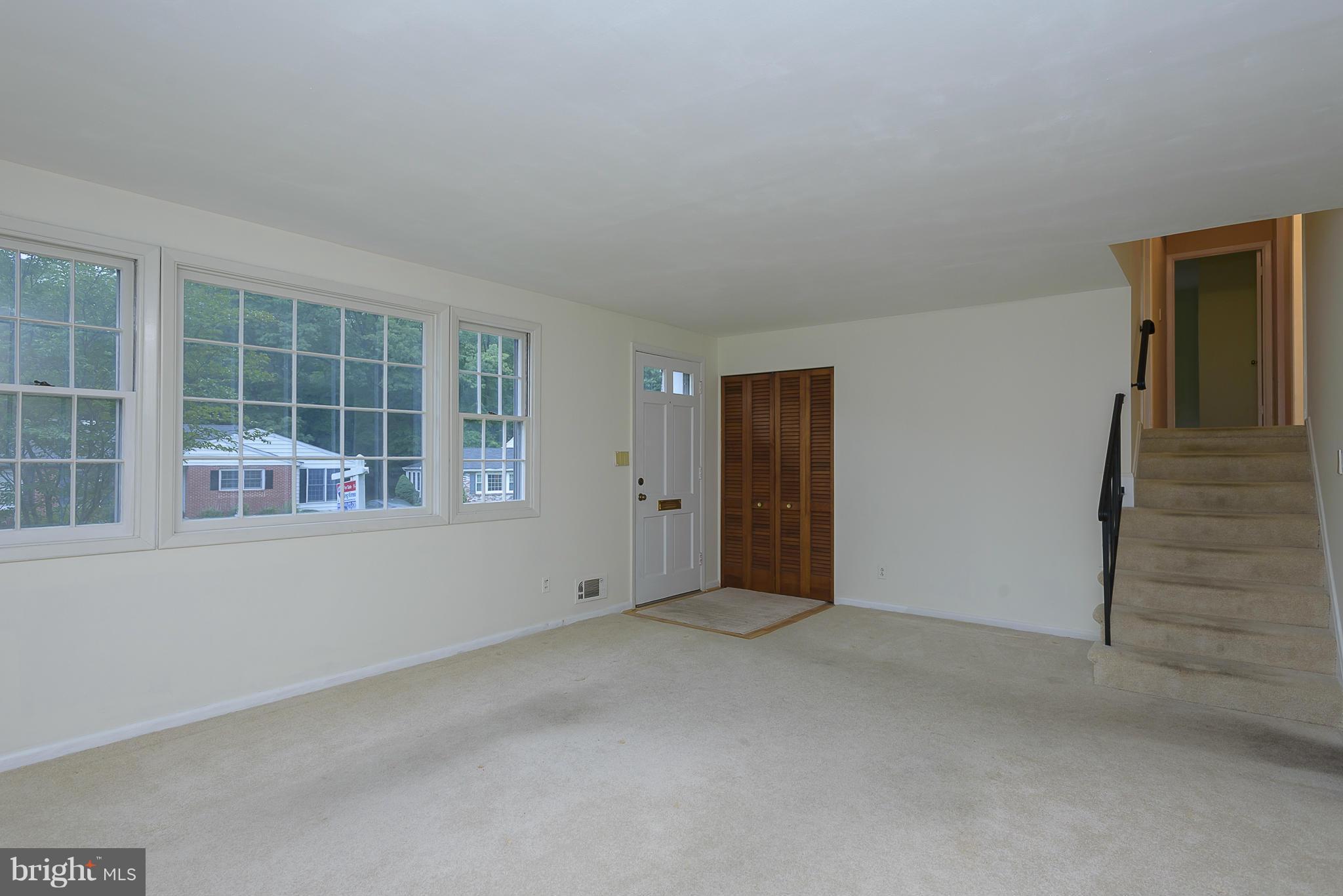311 Stonewall Road Catonsville, MD 21228 - Photo 4 of 27 Living Room