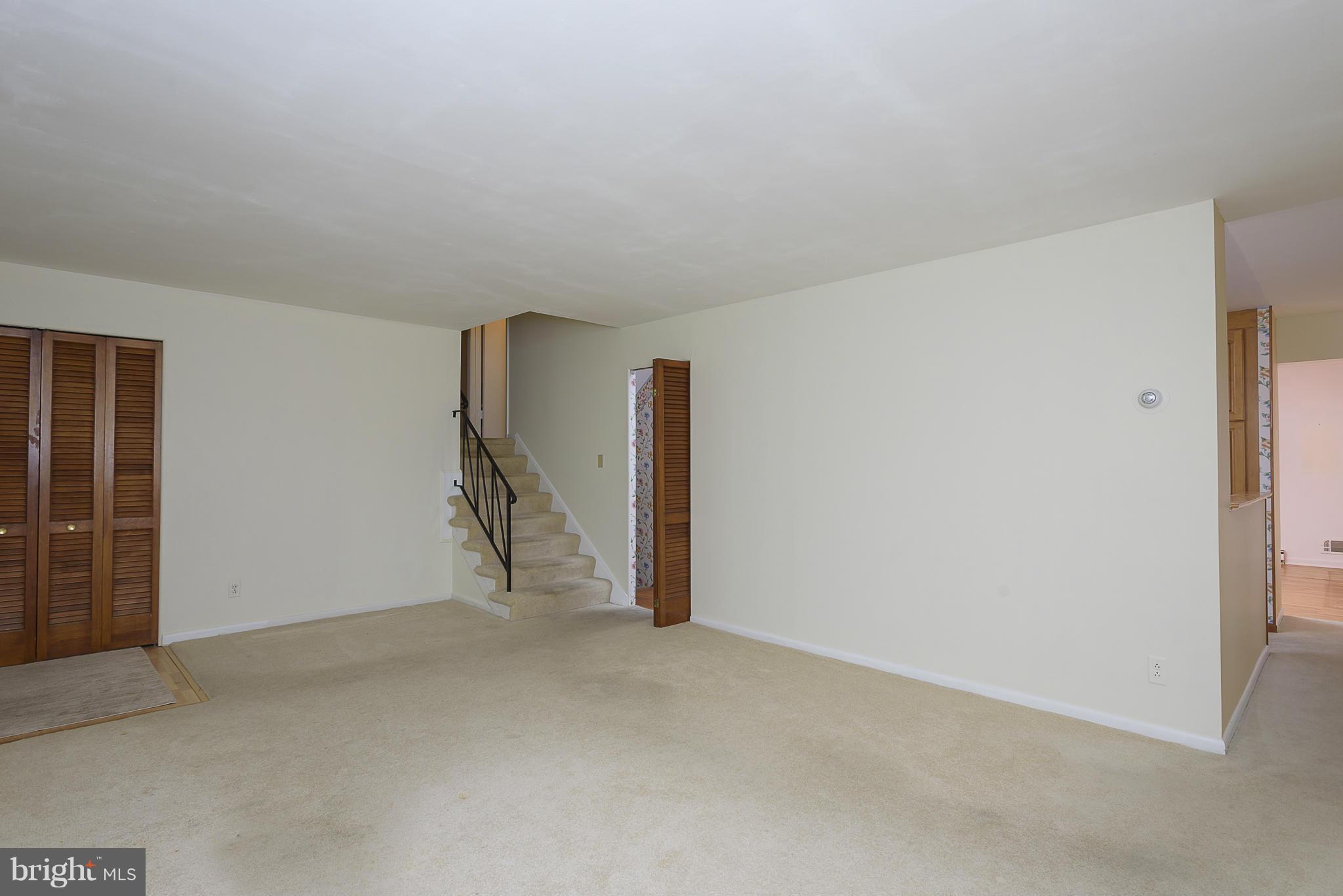 311 Stonewall Road Catonsville, MD 21228 - Photo 5 of 27 Living Room