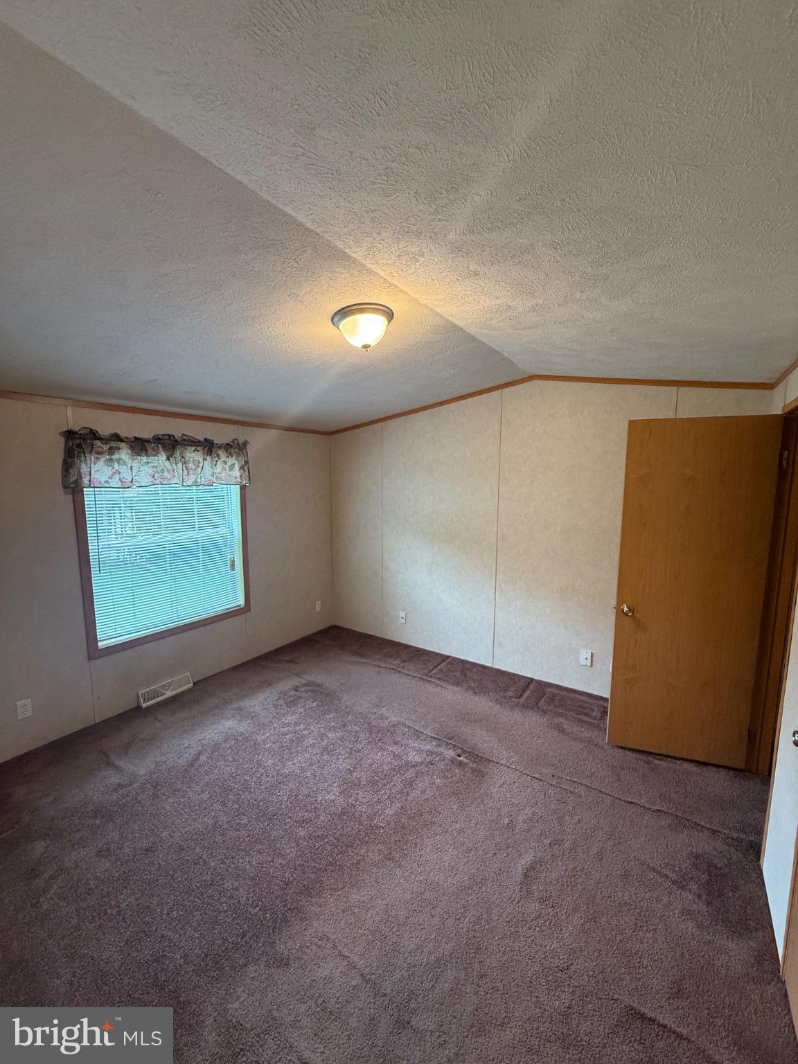 5 Revolutionary Road Mount Bethel, PA 18343 - Photo 23 of 28 Spacious room with natural light.