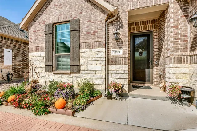 $445,000 | 1939 Spotted Fawn Drive, Arlington, TX 76005