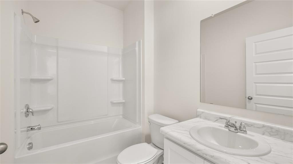 73 White Spruce Way Newnan, GA 30265 - Photo 18 of 47 a bathroom with a sink toilet and bathtub