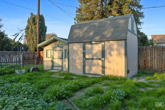 a view of backyard with garden