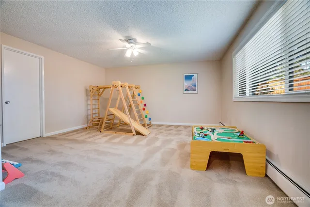 a view of livingroom with furniture