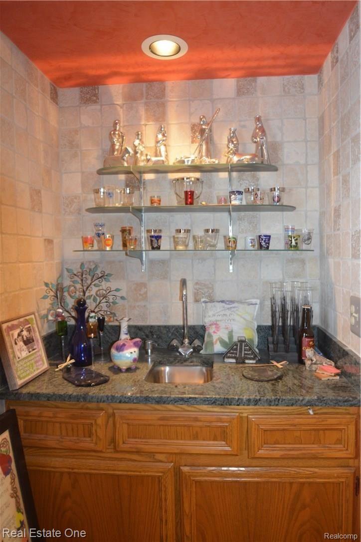 706 Snowmass Drive Rochester, MI 48309 - Photo 10 of 25 Wet bar in located great room.