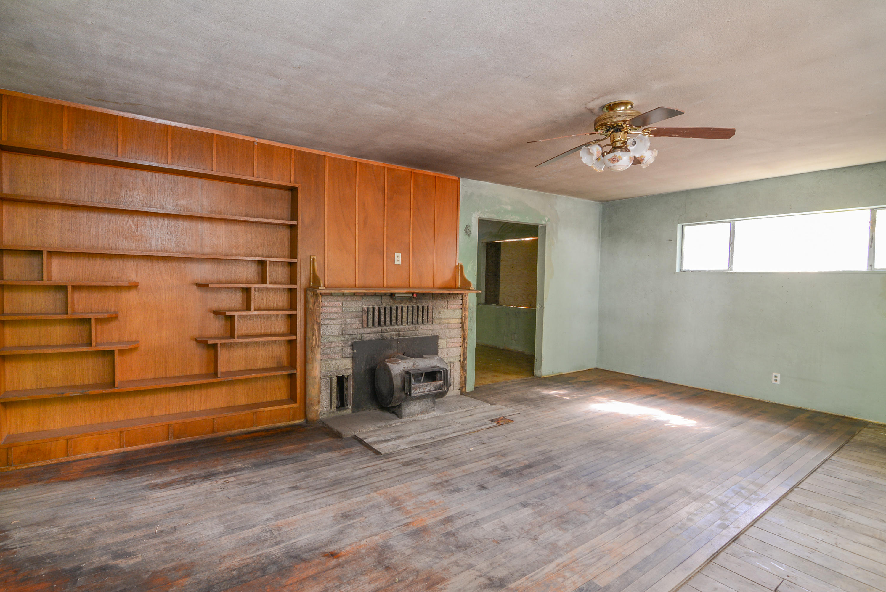 4580 East Bonnyview Road Redding, CA 96001 - Photo 9 of 18 Living Room