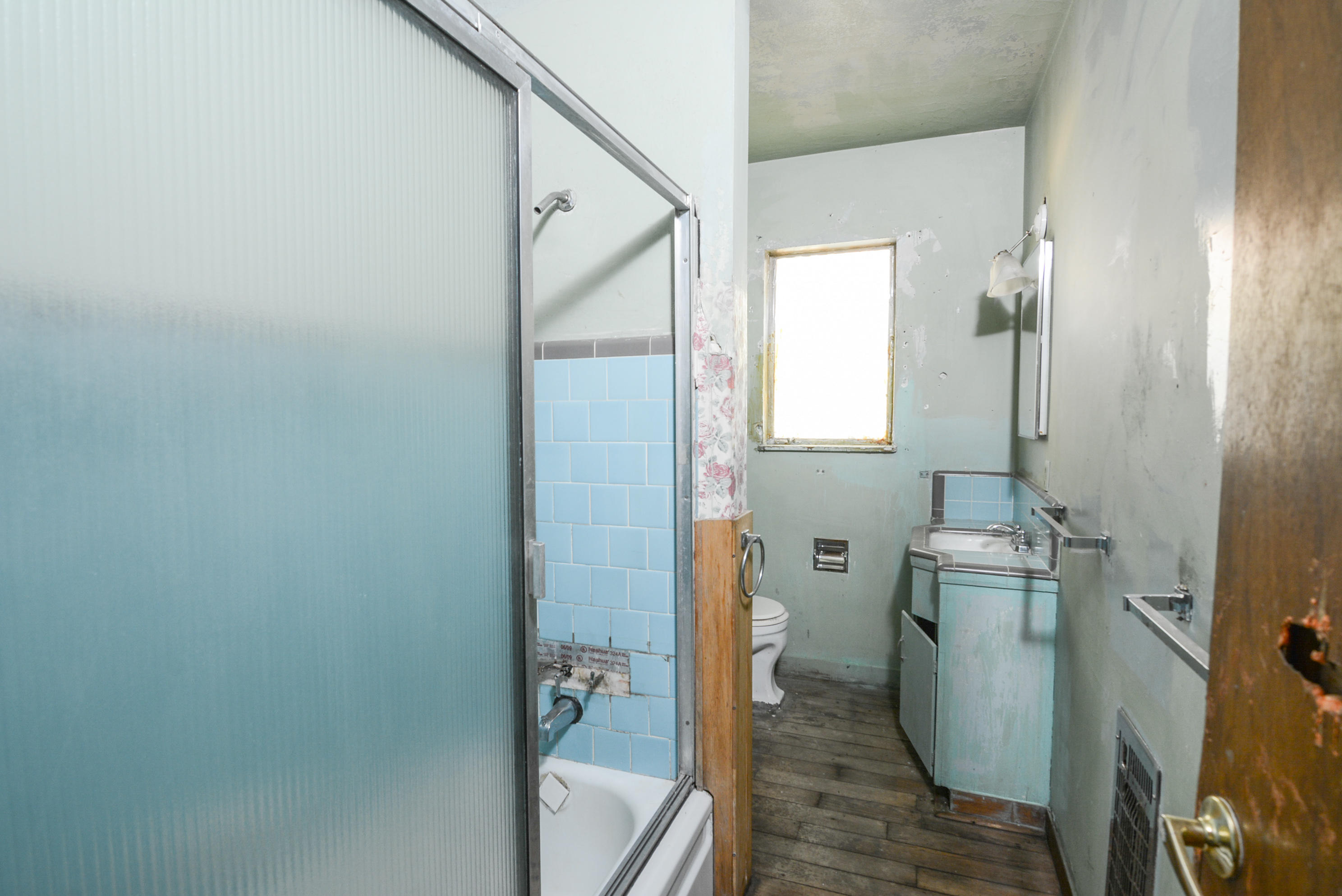 4580 East Bonnyview Road Redding, CA 96001 - Photo 10 of 18 Bathroom