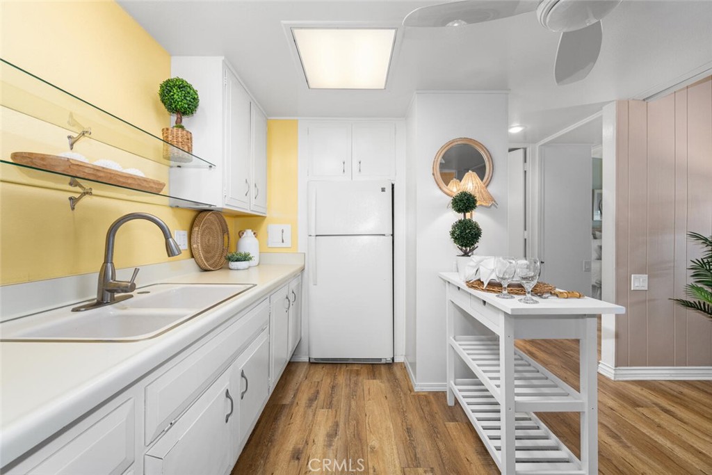 1121 Northwood Road, Unit 237D M9 Seal Beach, CA 90740 - Photo 25 of 45 a bathroom with a sink and mirror