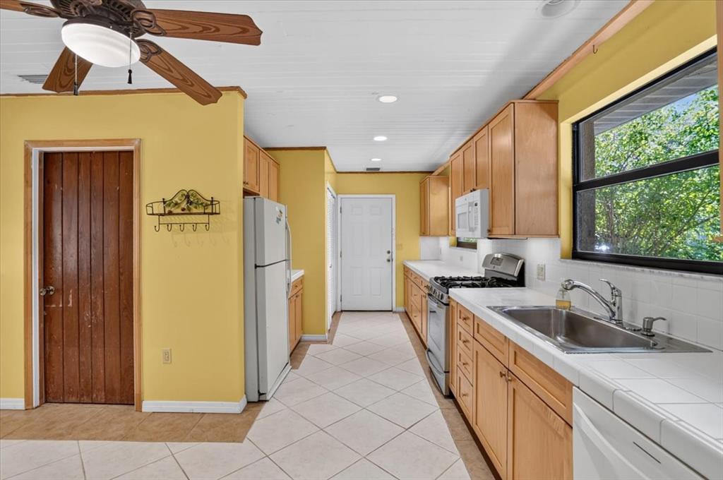 811 Sarabay Road Osprey, FL 34229 - Photo 17 of 36