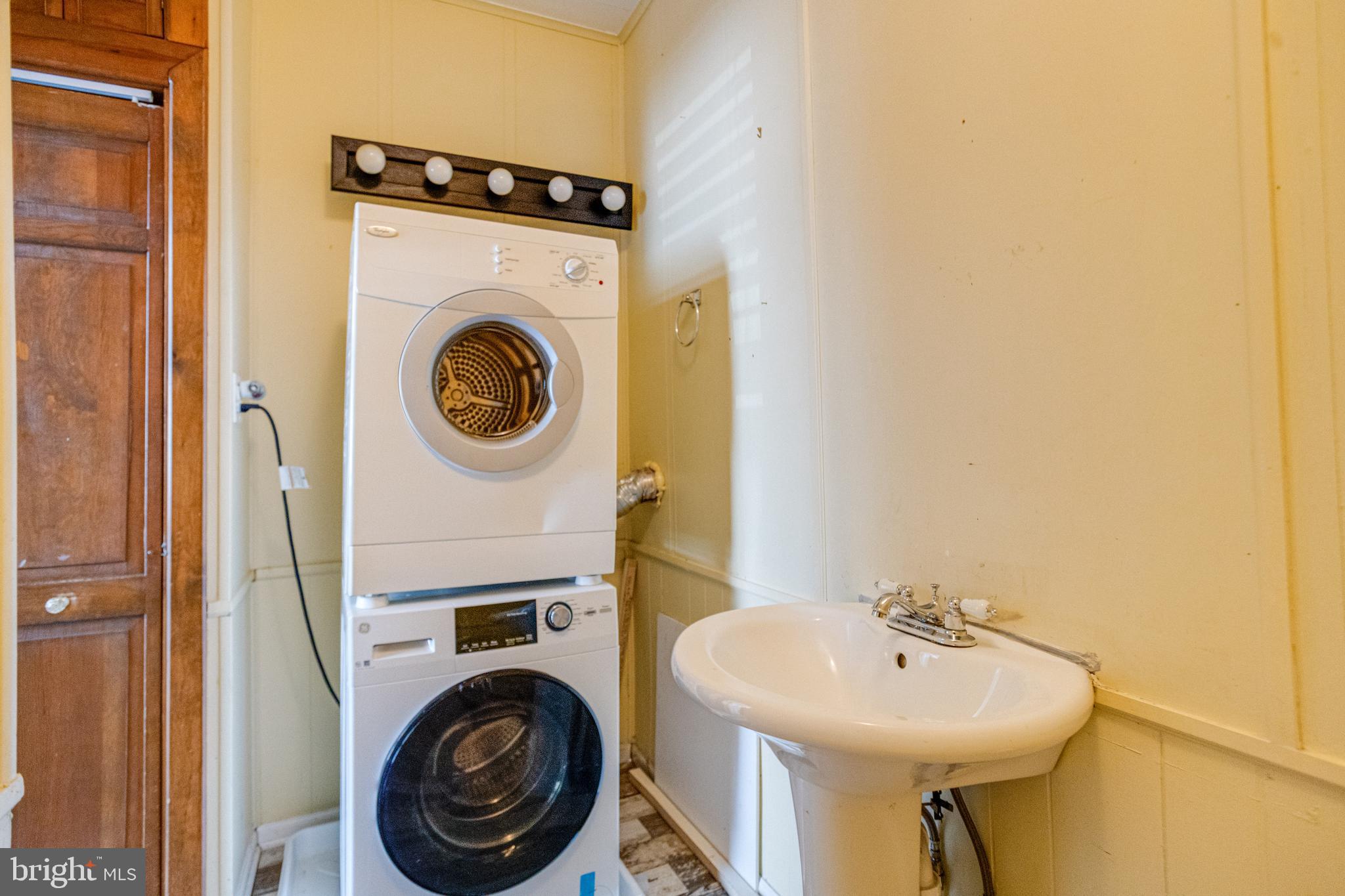8421 Old Harford Road Parkville, MD 21234 - Photo 21 of 44 a utility room with dryer and washer