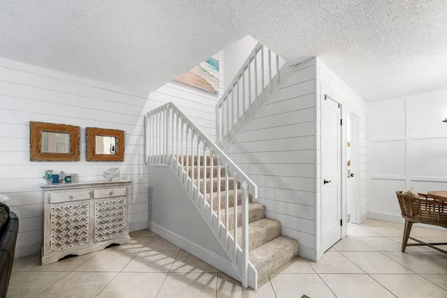 a view of entryway with furniture