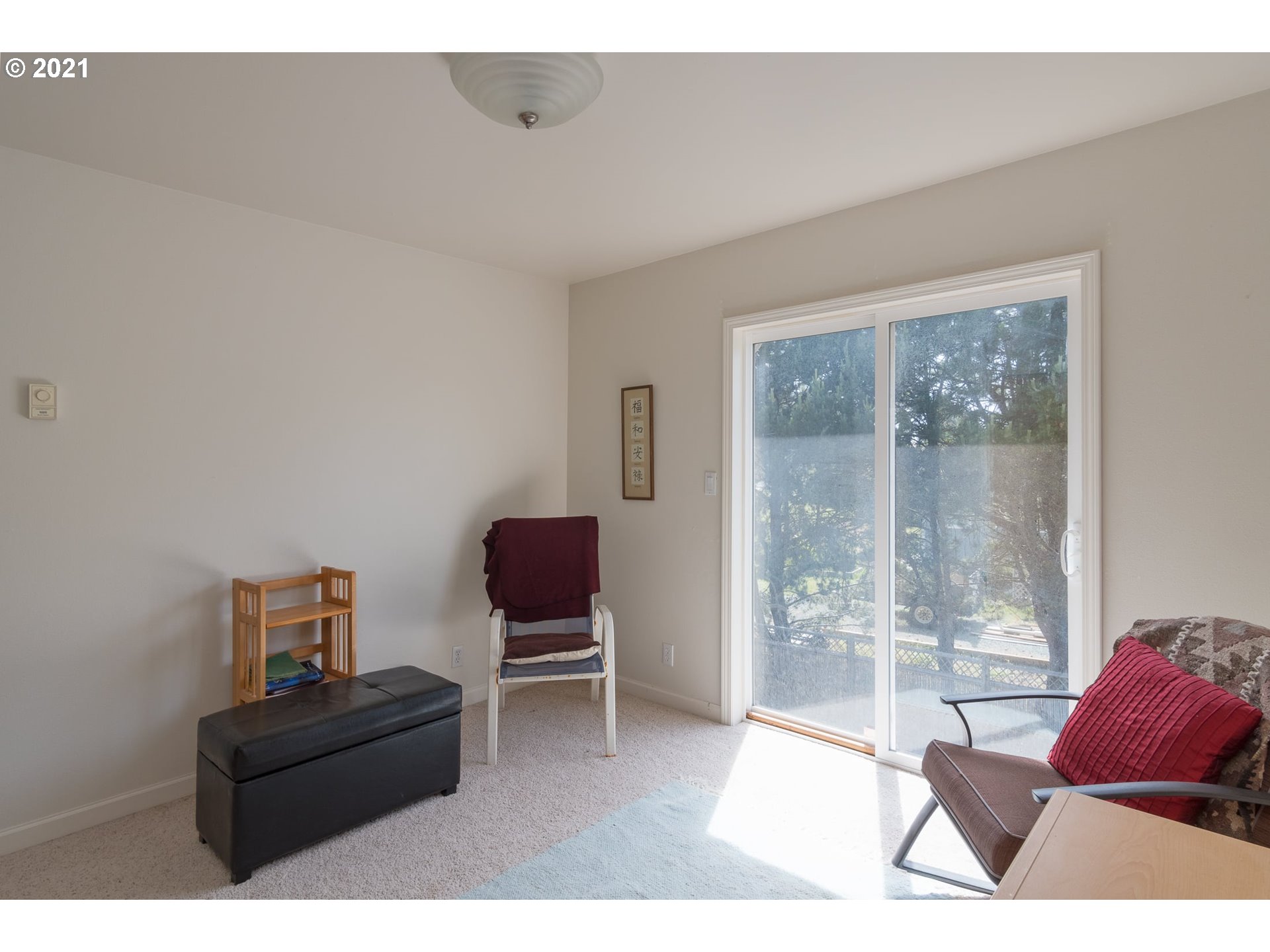 3661 Natalie Way Bandon, OR 97411 - Photo 24 of 32 a living room with furniture and a window