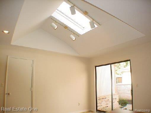 23169 Farmington Road, Unit 46 Farmington, MI 48336 - Photo 6 of 25 skylight