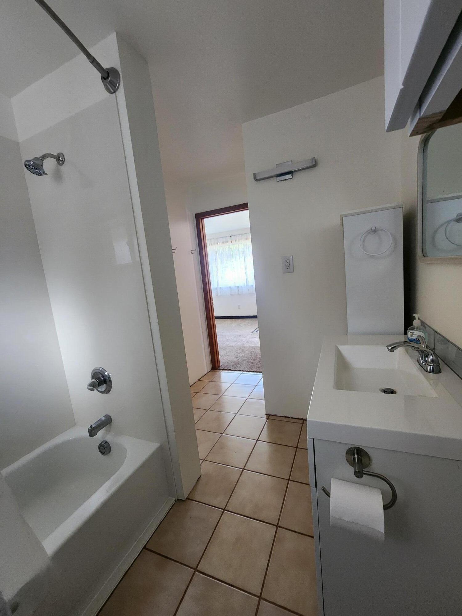 11238 East Evans Creek Road Rogue River, OR 97537 - Photo 7 of 29 a bathroom with a bathtub sink and mirror