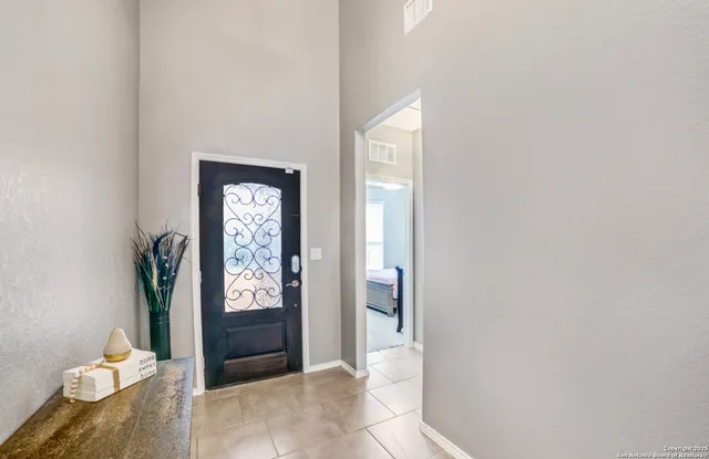 a view of entryway with livingroom