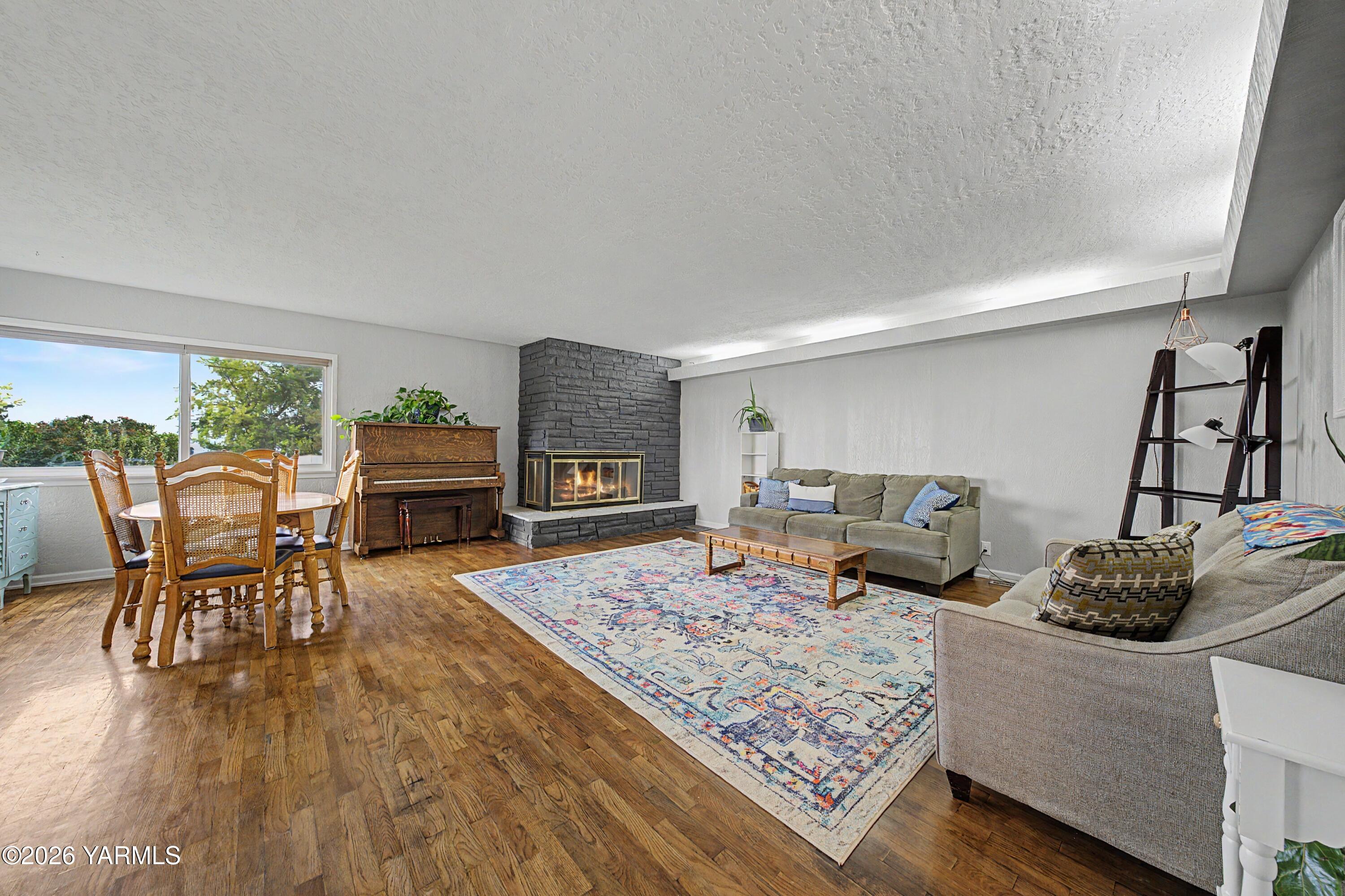 1001 Lamb Road Zillah, WA 98953 - Photo 5 of 28 3_3_living-room