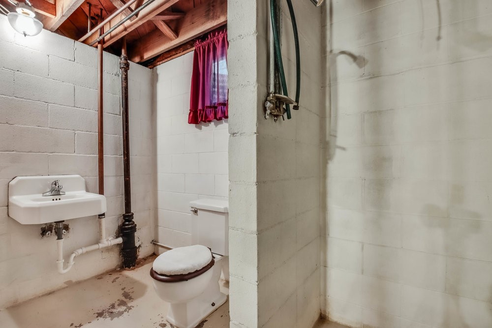 924 Superior Street Spooner, WI 54801 - Photo 37 of 39 Basement Bathroom
Approx. 6'2" x 10'0"