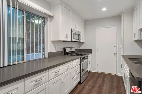 $3,800 | 1006 Havenhurst Drive, Unit 4, Los Angeles, CA 90046