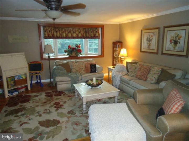 11742 Telfair Road Philadelphia, PA 19154 - Photo 6 of 24 Living Room