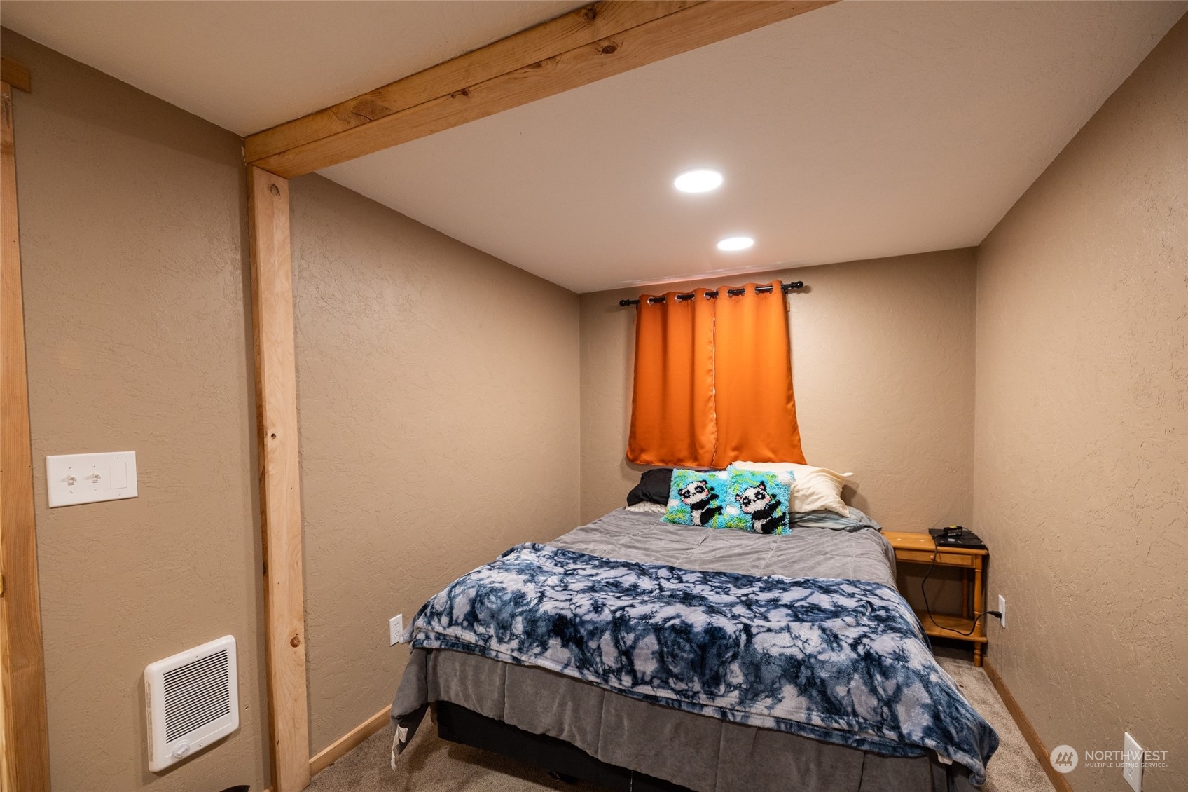 152 Creek Road Winlock, WA 98596 - Photo 10 of 40 a bedroom with a bed and a window