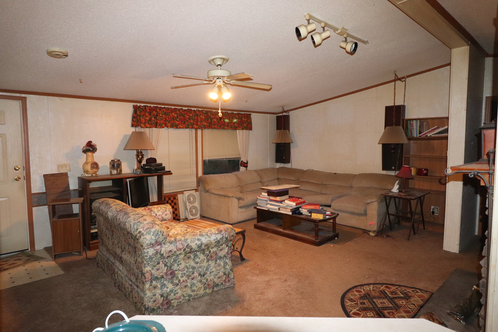 7500 Elmhurst Road Des Plaines, IL 60018 - Photo 10 of 14 a living room with furniture ceiling fan and a window