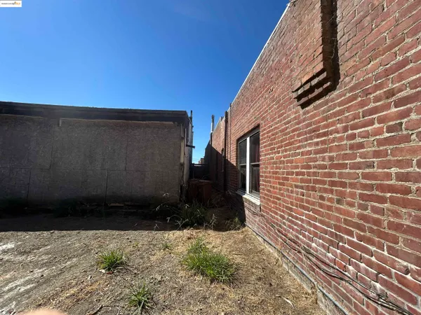 a view of a back yard of the house