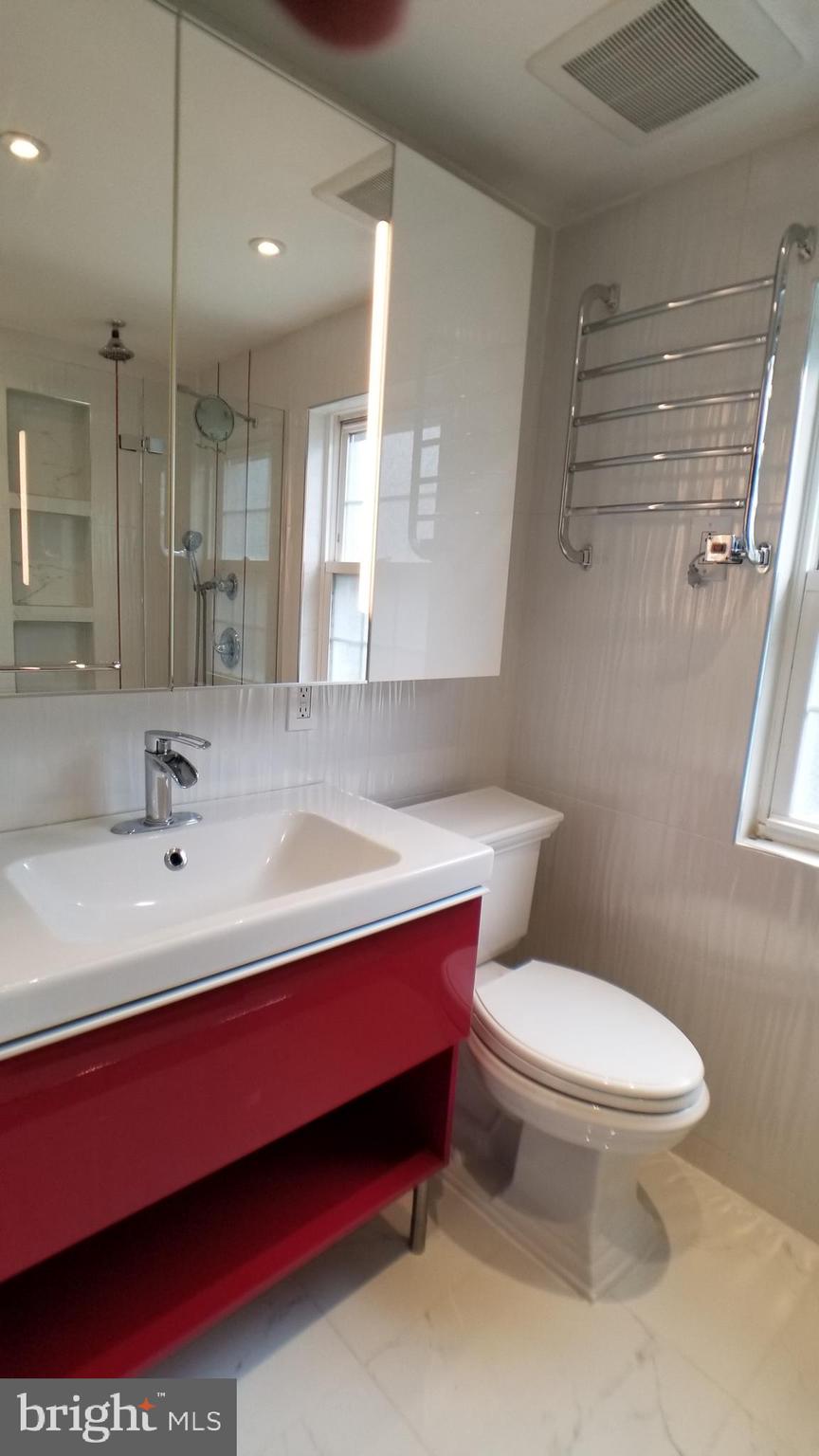 3189 Maple Road Huntingdon Valley, PA 19006 - Photo 16 of 19 2d floor bathroom