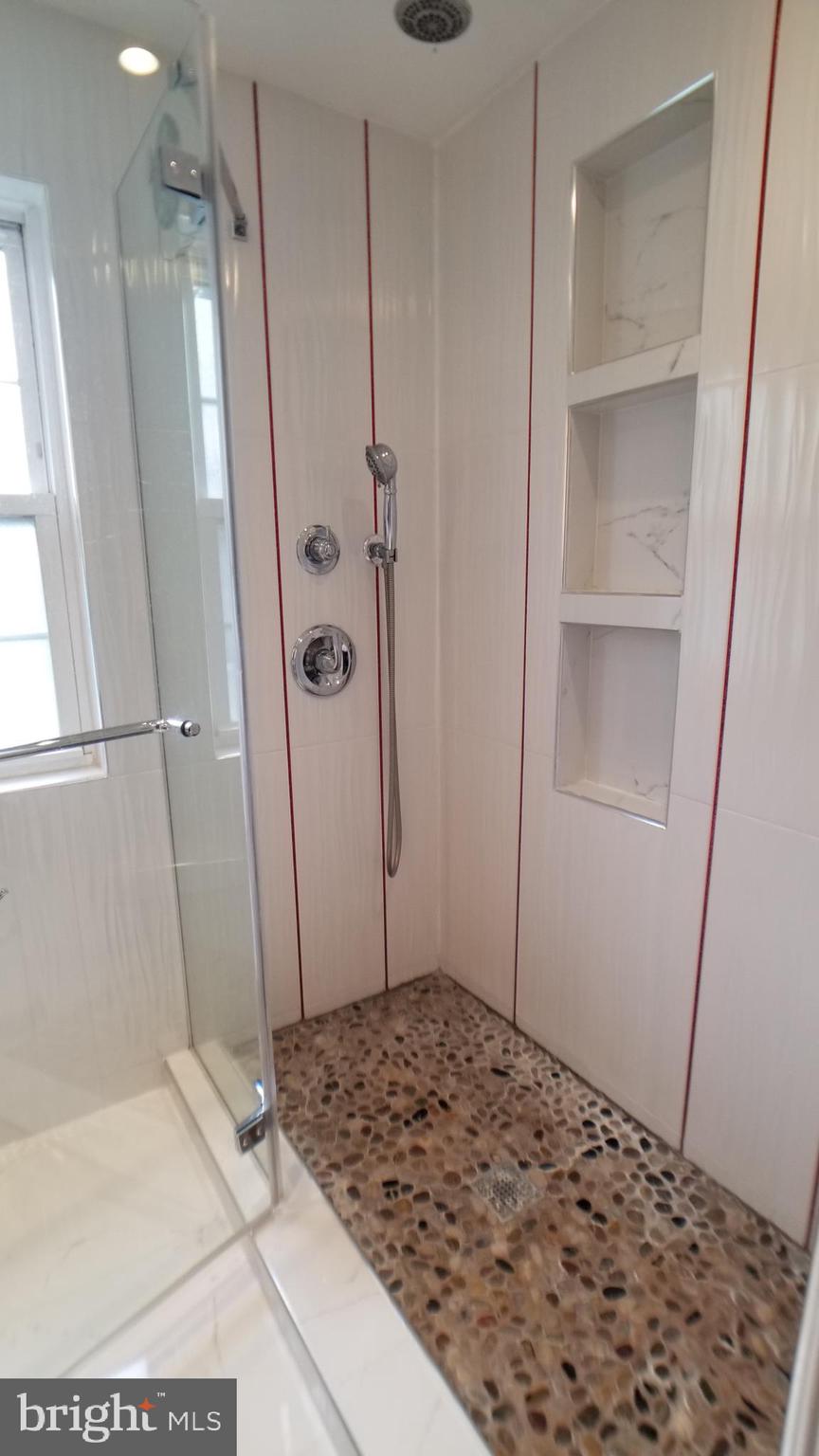 3189 Maple Road Huntingdon Valley, PA 19006 - Photo 17 of 19 2d floor bathroom
