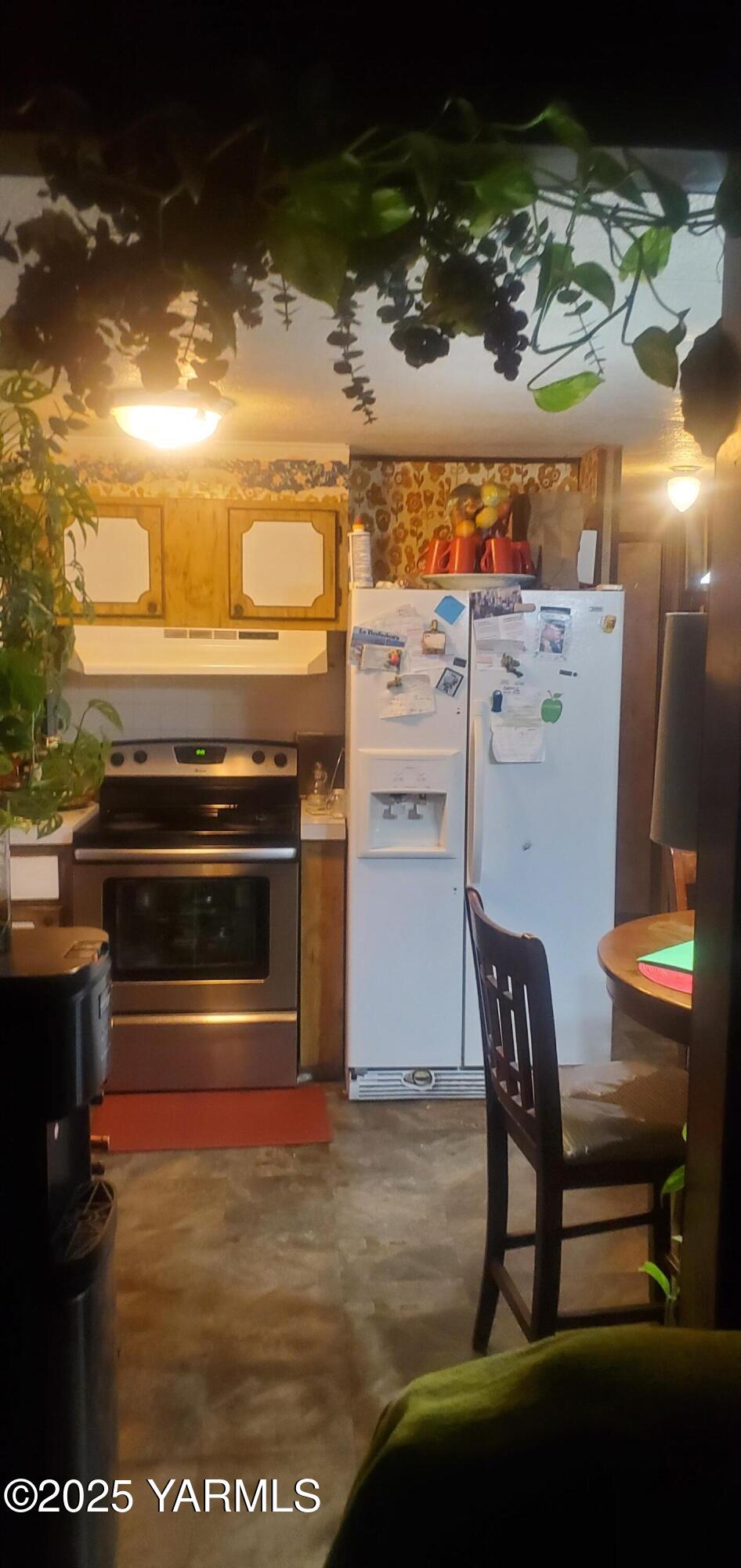 400 West 5th Street, Unit 73 Grandview, WA 98930 - Photo 4 of 6 a view of a livingroom with furniture
