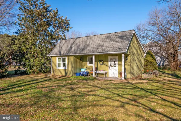 a view of residential houses with yard and swimming pool