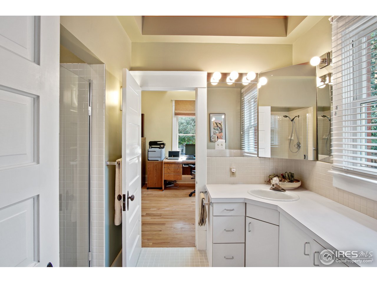 956 Grant Place Boulder, CO 80302 - Photo 12 of 32 main floor bath