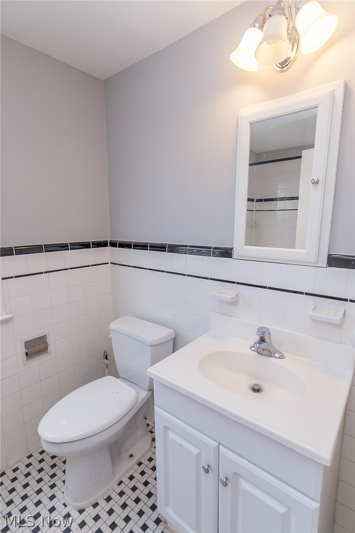 2212 Barrington Road Cleveland, OH 44118 - Photo 23 of 35