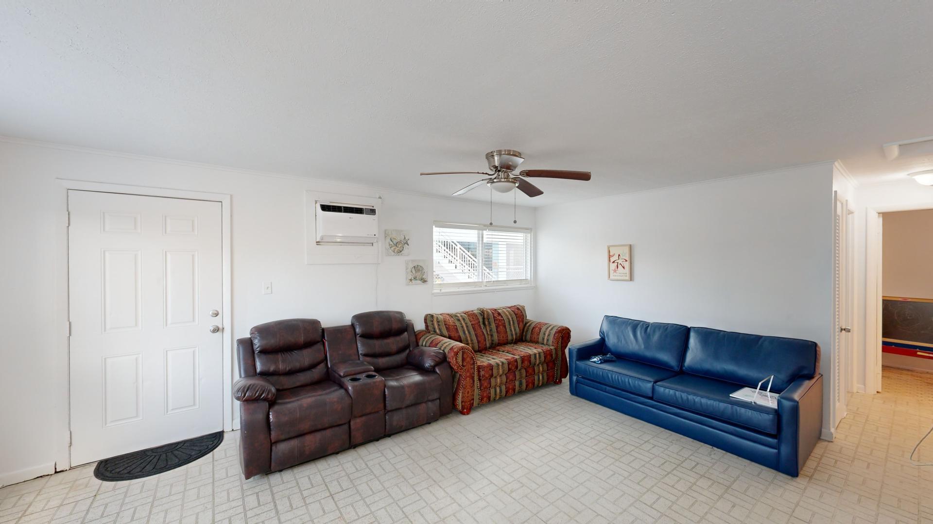 59 Tarpon Avenue Key Largo, FL 33037 - Photo 9 of 24 a living room with furniture