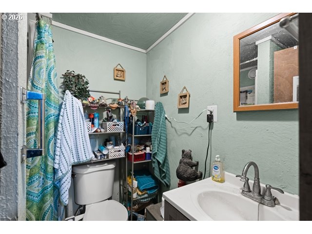 526 East Punkin Center Road Hermiston, OR 97838 - Photo 23 of 48 a bathroom with a sink toilet and shower