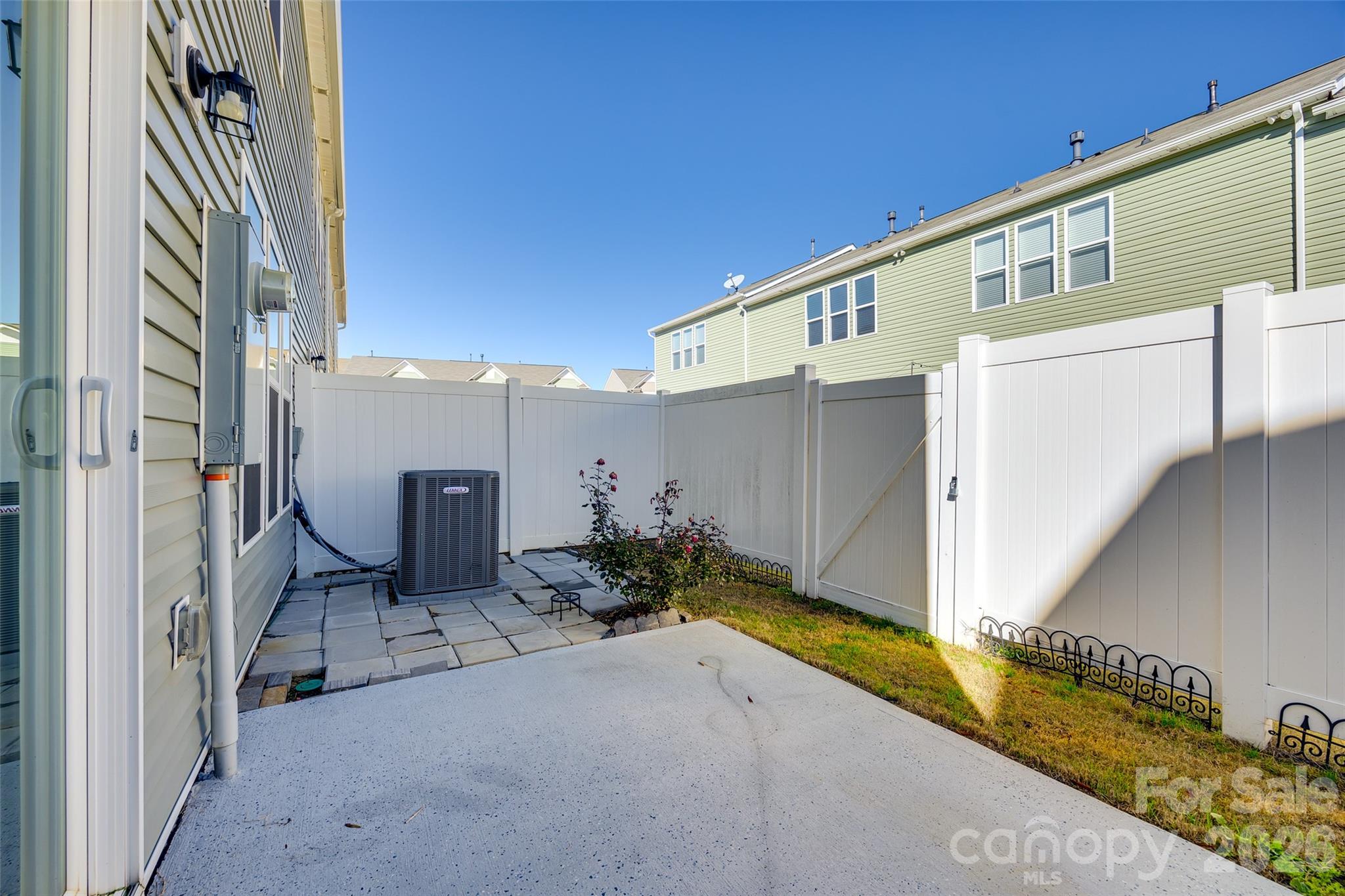 524 Hunters Dance Road Fort Mill, SC 29708 - Photo 18 of 34 a backyard of a house with table and chairs