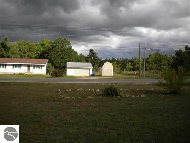 2534 Sawyer Road Traverse City, MI 49685 - Photo 4 of 21 1740113-3.JPG