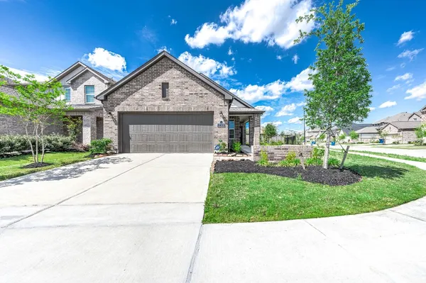 a view of a pathway with a house