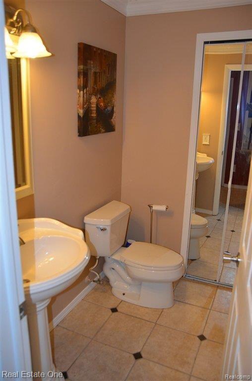 457 Pinehurst Drive Rochester, MI 48309 - Photo 8 of 23 1st floor lavatory
