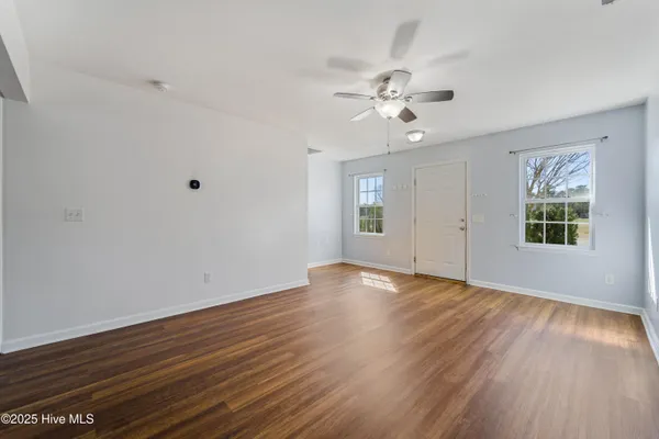 $1,295 | 203 Lanieve Court, Unit 12, Hubert, NC 28539