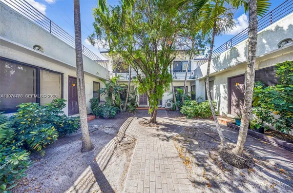$2,700 | 2000 Monroe Street, Unit 14, Hollywood, FL 33020